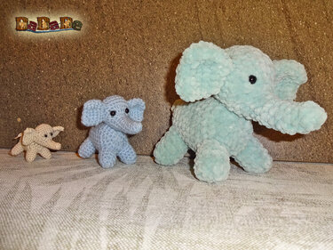 Drei gehäkelte Amigurumi‑Elefanten nebeneinander zum Vergleich von Größe, Ohr- und Rüsselformen