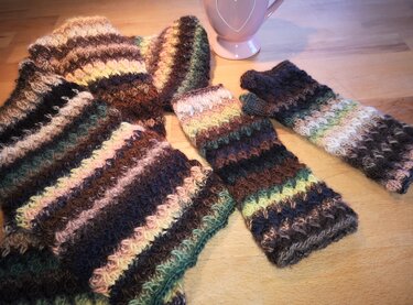 Waldgeist, ein zauberhaftes Set aus Schal und Stulpen in einfachem tollem Muster - Stricken