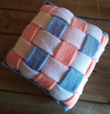 Kissenbezug mit überlappenden gestrickten Streifen in Rosa, Hellblau und Creme