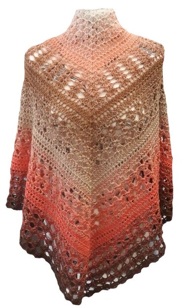 Gehäkeltes Dreieckstuch in Beige, Koralle und Braun mit offenem Lochmuster auf einer Schneiderpuppe