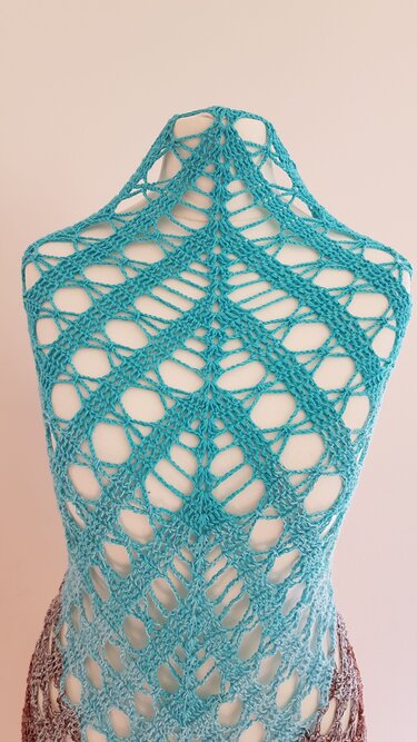 Gehäkeltes türkisfarbenes Dreieckstuch im Ajour-Chevronmuster auf Schneiderpuppe