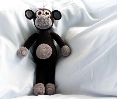 Mo the monkey, XXL english crochet pattern