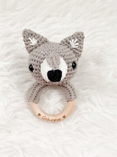 Greifring mit gehäkeltem Fuchs-Kopf und graviertem Holzring auf weißem Fell