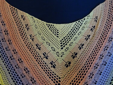 Gehäkeltes Dreieckstuch in Pastellfarben mit Schmetterlings-Lochmuster