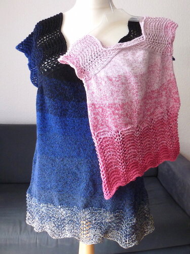 Blaues gestricktes Damen-Tunika und rosafarbenes Kinder-Top auf Schaufensterpuppe