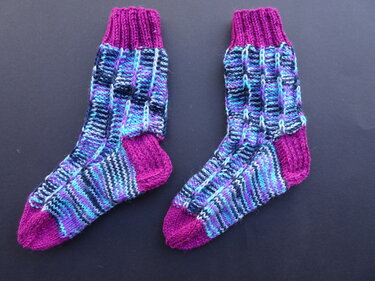 Strickanleitung für Socken mit dekorativem Muster, Gr. 38/39