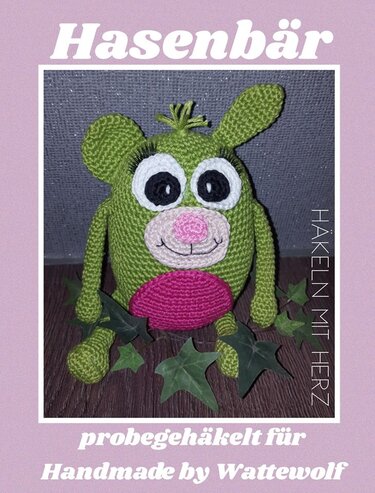Gehäkeltes grünes Amigurumi-Hasenbär mit großen weißen Augen und rosa Bauch