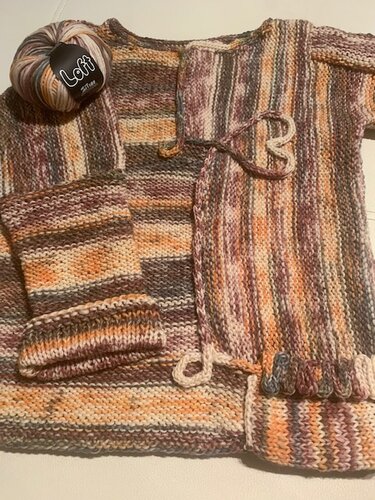 Detailansicht gestreifter Strickjacke mit kraus- und glattrechts Maschen