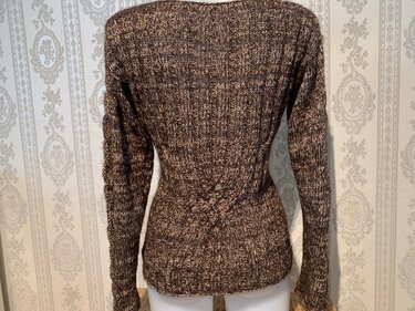 Rückenansicht eines taillierten, braun-melierten Damenpullovers mit Rippenstrick und zentralem Zopfdetail