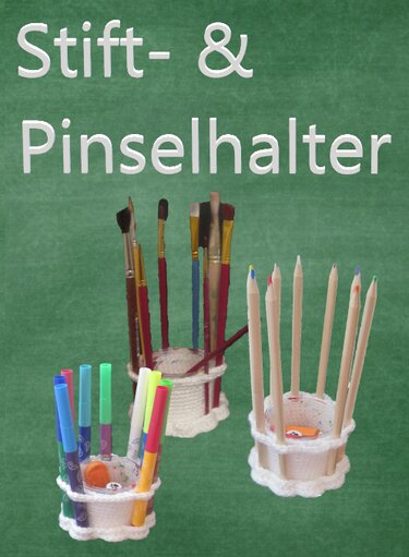 Drei weiße gehäkelte Halter, gefüllt mit Pinseln, Filzstiften und Buntstiften, vor grünem, tafelähnlichem Hintergrund.