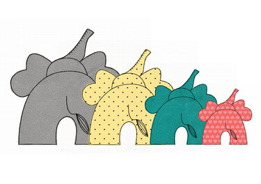 Vier stilisierte Elefanten in einer Reihe, von groß nach klein, mit verschiedenen Mustern und Farben wie Grau, Gelb, Türkis und Rosa auf hellem Hintergrund.