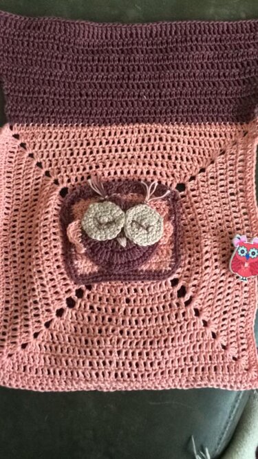 Quadratische handgehäkelte Kinderdecke in Rosa und Braun mit 3D-Eulenapplikation und kleinem Eulenanhänger