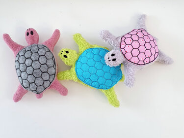 Drei Stoff-Schildkröten von oben, Panzer mit sechseckiger Stickerei sichtbar