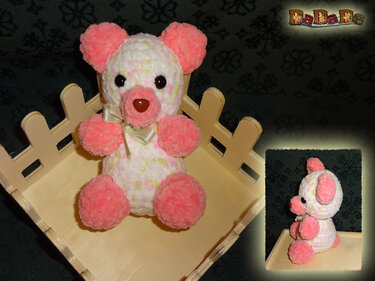 Gehäkelter Plüsch-Teddybär rosa-weiß in einer Holzkiste