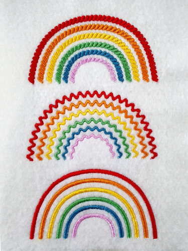 Drei gestickte Regenbögen: obere mit Kordelstich, mittlere gezackt, untere mit Satinstich auf weißem Stoff