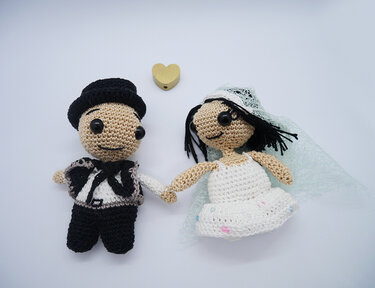 Gehäkeltes Amigurumi-Brautpaar mit kleinem Holzherz