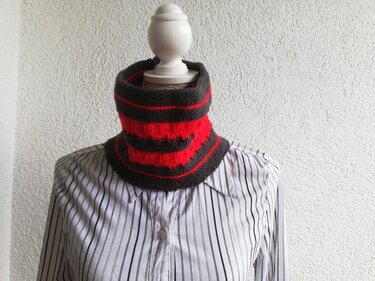 Gestrickter Loop in dunkelgrau und rot mit Streifen auf Schneiderpuppe