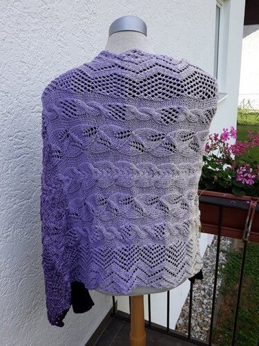 Ombre-Tuch mit Zopf- und Ajourmustern, drapiert auf einer Puppe vor heller Wand