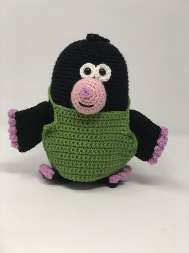Gehäkelter Amigurumi-Maulwurf mit grüner Latzhose