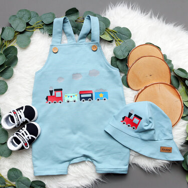 Hellblauer Baby-Strampler und Mütze mit buntem Zugmotiv und Wolken als Plottdatei.