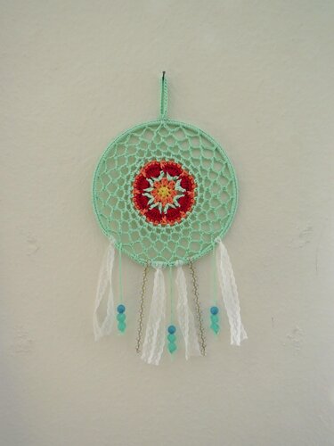 Häkel-Traumfänger mintgrün mit rotem Mandala, Spitzenbändern und blauen Perlen