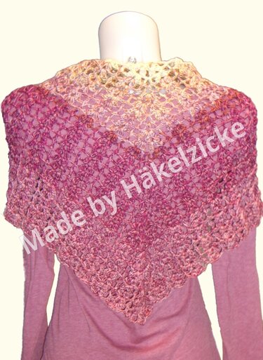 Dreieckiges gehäkeltes Tuch mit Verlaufsgarn in Rosa und Creme auf Schaufensterpuppe