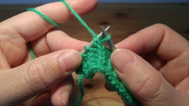 Strick How To: Verschränkte Maschen zu- und abnehmen - Stricken