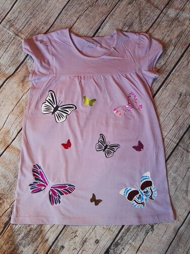 Übersicht von Schmetterlings-Plotts auf fliederfarbenem Kinderkleid