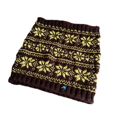 Dunkelbrauner gestrickter Loop mit gelbem Fair-Isle-Schneeflockenmuster und kleinem blauem Detail am Saum