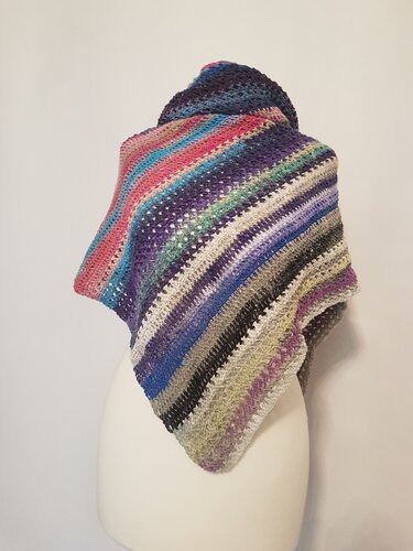 Gehäkeltes Dreieckstuch mit bunten Streifen auf einer Schneiderpuppe