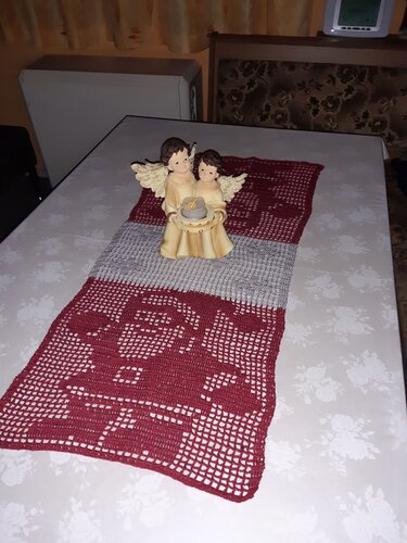 Roter und grauer gehäkelter Filet-Tischläufer mit Rosenmotiv und Engelsfiguren