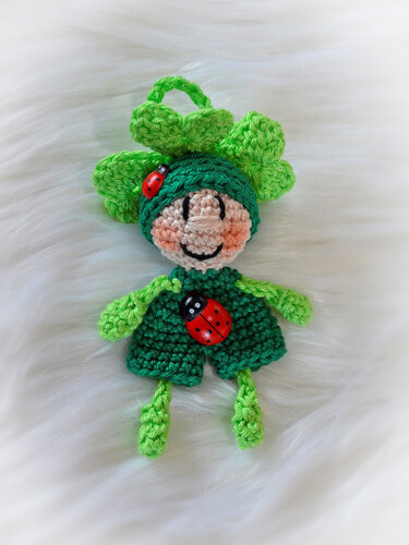 crochet pattern keychain shamrock lucky charm clover