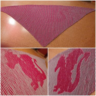 Gestricktes rosa-graues Dreieckstuch mit Drachenmotiv