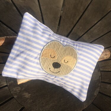 ITH-Kissen mit gesticktem Faultiergesicht auf blau-weiß gestreiften Stoff