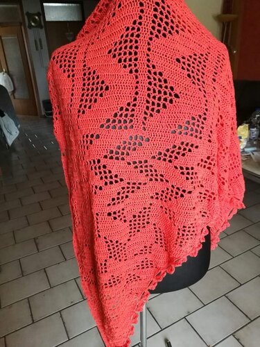 Korallenrotes gehäkeltes Dreieckstuch mit Lochmuster auf Schneiderpuppe