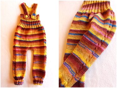 Gestrickter Kinder-Overall mit bunten Streifen, breiten Trägern und gelben Knöpfen auf hellem Hintergrund.