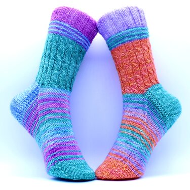 Bunte handgestrickte Socken mit Strukturmuster am Schaft und Ringelstreifen
