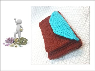 Braune gehäkelte Clutch mit türkisfarbener Klappe auf hellem Untergrund