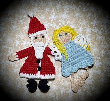 Gehäkelte Applikationen: roter Weihnachtsmann mit weißem Bart und hellblauer Engel mit gelbem Haar auf Schneeflocken-Hintergrund