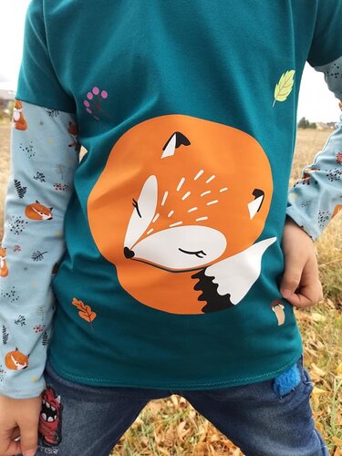 Plottdatei: schlafender orangefarbener Fuchs auf petrolfarbenem Kinder-Shirt mit Blättern, Eichel und Ärmeldesign mit kleinen Füchsen.