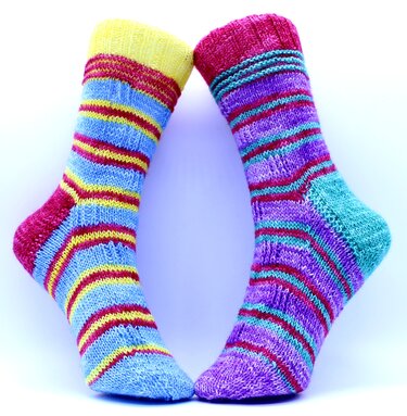 Zwei gestrickte Streifensocken mit deutlich sichtbaren Bündchen und Fersen