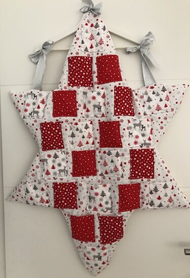 Sternförmiger Stoff-Adventskalender mit 24 roten Taschen und Weihnachtsmotiven