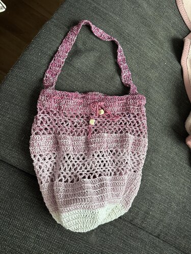 Gehäkelte Rosé-Henkeltasche mit Lochmuster und Zugband mit Holzperlen