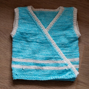 Strickanleitung für einen Wickel Slipover für Babys - Three Twenty Four - Bild 5