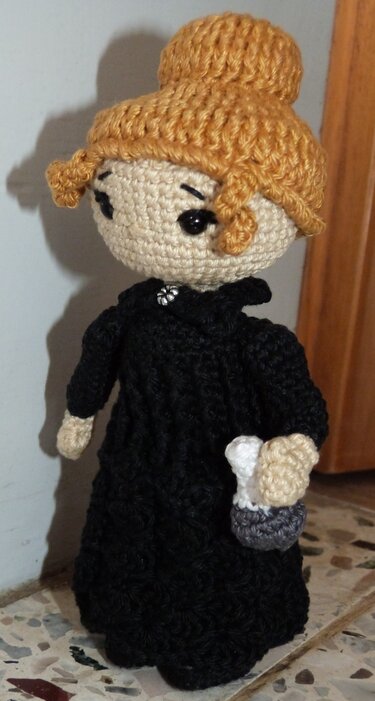 Marie Curie, crochet pattern for left-handers