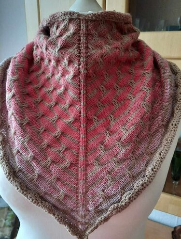 Gestricktes dreieckiges Tuch in rosa und beige mit Mittelnaht und strukturiertem Muster auf einer Schaufensterpuppe