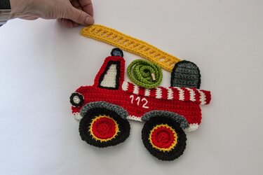 Pulli mit appliziertem Feuerwehr-Auto - Stricken
