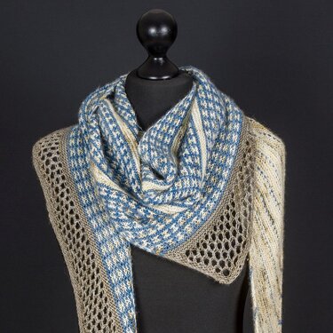 Gestricktes blau-beiges Dreieckstuch mit Lochrand an einer Schaufensterpuppe