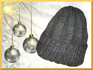 Dunkelgraue gestrickte Herrenmütze mit Rippenmuster vor winterlicher Dekoration.