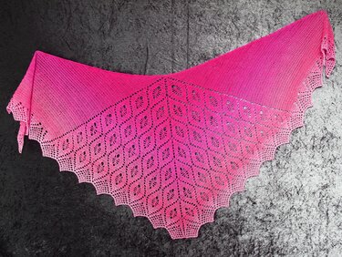 Crochet pattern shawl // triangular shawl // Fleur de Lys